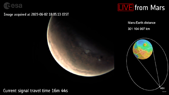 유럽우주기구는 우리나라 시각으로 3일 새벽 1시에 화성으로부터 실시간 사진을 전송받아 생중계에 나섰다. 화성에서 지구까지 이미지가 도착하는 데 약 16분 44초가 걸렸다. [사진=ESA]