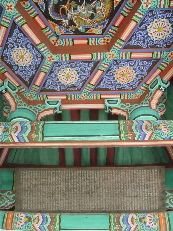 창덕궁 후원 존덕정 내부. 아래 현판이 정조의 글이다.