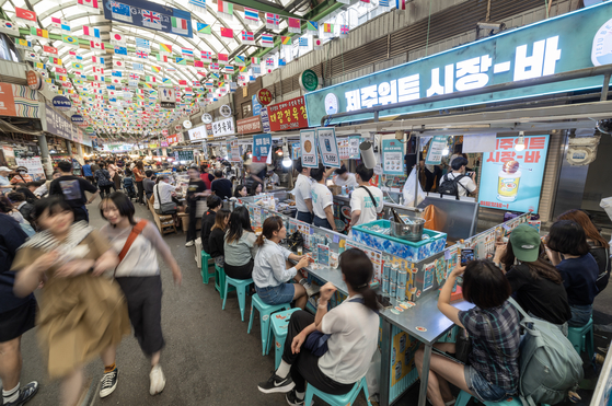 로컬미식경험을 주제로 3주간 팝업 행사를 열었던 제주맥주의 ‘제주위트 시장-바’. 최기웅 기자