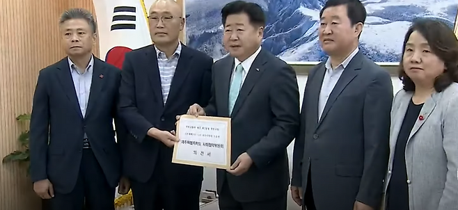지난달 31일 제주도 제8기 사회협약위원회가 제주도에 제2공항 개발사업 관련 의견서를 전달하는 모습