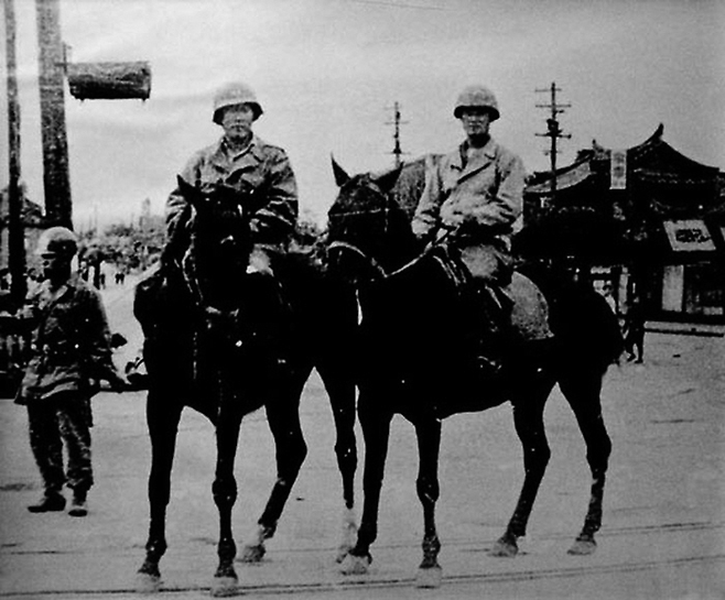 한국전쟁 중인 1950년 10월 유재흥(왼쪽)과 신상철 장군이 평양에 입성하고 있다. 치열한 전투 끝에 38선을 넘었지만 기쁨도 잠시 중국군이 개입하며 전세는 곧 바뀌었다. 이듬해 유재흥은 한국 전쟁 역사상 가장 큰 패전인 ‘현리 전투’를 이끌게 된다. 교유서가 제공