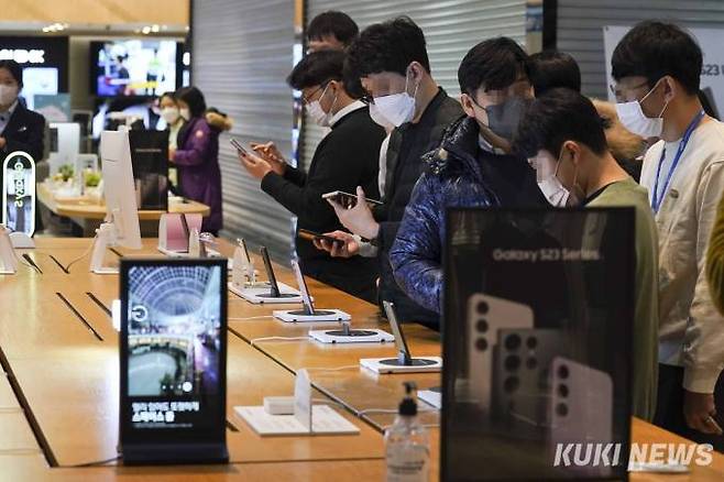 서울 삼성전자 서초사옥 딜라이트샵에서 시민들이 전시된 갤럭시 S23 시리즈를 살펴보고 있다.&nbsp; &nbsp;사진=임형택 기자&nbsp;