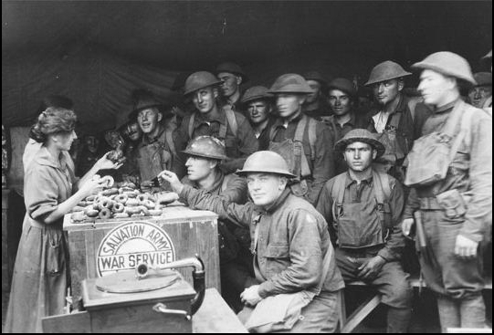 1차 세계대전 당시 구세군봉사자들이 참전 군인들에게 도넛을 나눠주고 있다. 구세군 제공