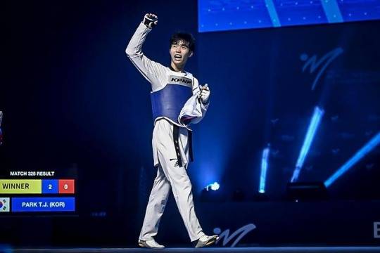 태권도 국가대표 박태준이 2일(현지시간) 아제르바이잔 바쿠 크리스털홀에서 열린 2023 세계태권도선수권대회 남자 54㎏급 결승에서 승리한 뒤 기뻐하고 있다. [세계태권도연맹]