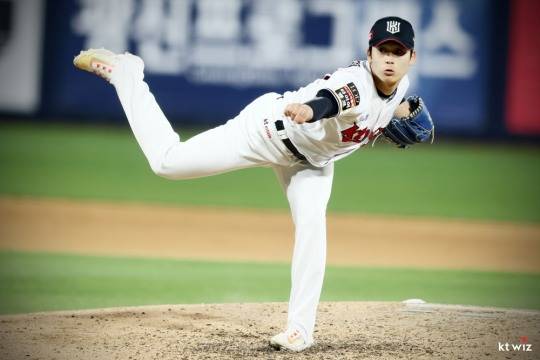 프로데뷔 75경기만에 감격적인 데뷔승을 안은 박영현[사진 kt위즈]