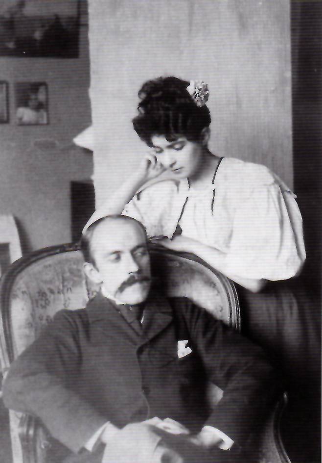 “당신 도대체 몇 명과 바람 피울 작정인가” 앙리와 마리가 함께 찍은 사진. 둘의 표정이 썩 좋아 보이지 않는다.