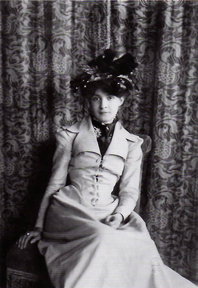 마리 드 레니에의 자유로운 사생활은 예술가와 윤리의 관계를 다시 생각하게 한다.