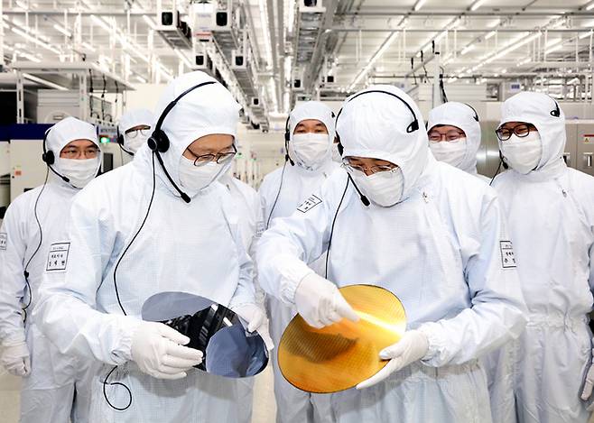 추경호 경제부총리 겸 기획재정부 장관 (앞줄오른쪽)이 7일 삼성전자 평택캠퍼스를 방문해 경계현 삼성전자DS 부문 사장(왼쪽) 과 함께 반도체 웨이퍼를 살펴보고 있다. 추 부총리는 “반도체는 한국 경제의 생명줄과 같은 산업” 이라며 “초격차 확보를 위해 전폭적으로 지원하겠다”고 말했다. /사진제공=연합뉴스