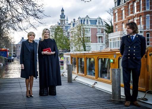 12일(현지시간) 네덜란드 암스테르담에서 열린 만찬에 앞서 막시마 여왕(사진 오른쪽)과 프랑스 대통령 부인 브리지트 마크롱이 사진을 찍기 위해 포즈를 취하고 있다. /사진=AFP