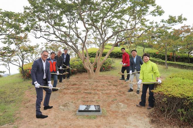 '도화동산' 준공식 중 안내판 기념식수 식재를 진행했다. /사진제공=메르세데스-벤츠 사회공헌위원회