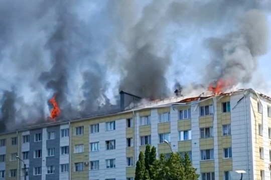 지난 1일(현지시간) 러시아 서부 벨고로드의 국경 마을 셰베키노에 위치한 한 기숙사가 포격으로 불에 타고 있다. 타스 연합뉴스