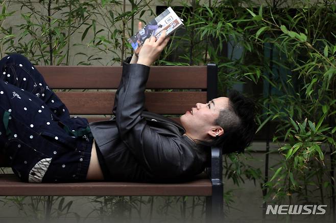 [서울=뉴시스] 박진희 기자 = '나는 왜 이렇게 웃긴가' 작가 이반지하가 지난달 30일 서울 중구 한 카페에서 인터뷰에 앞서 사진촬영을 하고 있다. 유머리스트 이반지하는 가부장제, 퀴어성, 젠더와 매체의 경계를 가지고 놀며 작업하는 예술가이며, 최근 신간 에세이 '나는 왜 이렇게 웃긴가'를 출간했다. 2023.06.03. pak7130@newsis.com