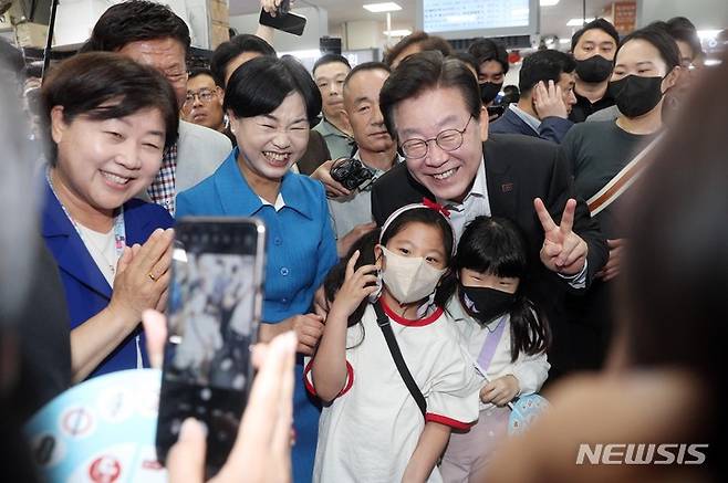 [부산=뉴시스] 하경민 기자 = 이재명 더불어민주당 대표가 3일 부산 중구 자갈치시장을 방문, 어린이들과 기념사진을 찍고 있다. 2023.06.03. yulnetphoto@newsis.com