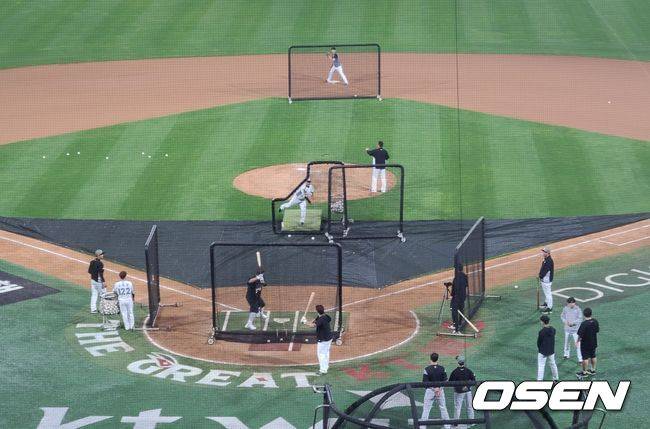 [OSEN=수원, 이후광 기자] KT 선수들이 경기 후 특타 훈련을 하고 있다 / backlight@osen.co.kr