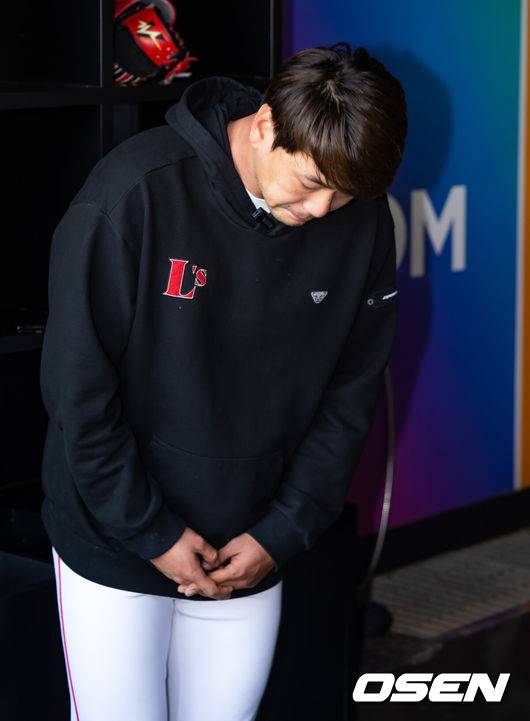 [OSEN=인천, 민경훈 기자] 1일 오후 인천 SSG 랜더스 필드에서 2023 신한은행 SOL KBO리그 SSG 랜더스와 삼성 라이온즈의 경기가 열릴 예정인 가운데. 지난 3월 월드베이스볼클래식(WBC)에 출전했던 야구 대표팀 선수들의 음주 파문의 당사자인 SSG 김광현이 덕아웃에서 사과 인사를 했다.SSG 김광현이 지난 WBC 대회 기간 중의 음주 논란에 대해 덕아웃에서 사과하고 있다. 2023.06.01 /rumi@osen.co.kr