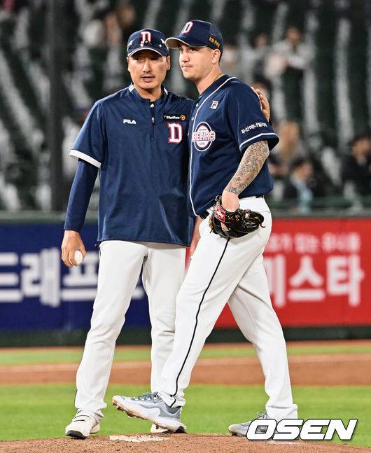 [OSEN=부산, 이석우 기자]두산 베어스 딜런이 6회말 무사 2, 3루 실점위기서 강판당하고 있다. 2023.05.11 / foto0307@osen.co.kr