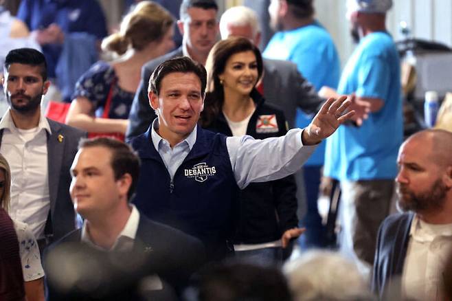 유세장에 입장하는 디샌티스. 바로 뒤의 여성은 그의 아내 케이시 / 출처 : 게티이미지