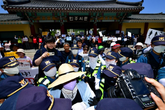 3일 오전 광주 북구 운정동 국립5·18민주묘지에서 특전사동지회의 참배를 둘러싸고 시민단체와 5·18일부 공법단체 간 충돌이 벌어졌다. 뉴시스 제공