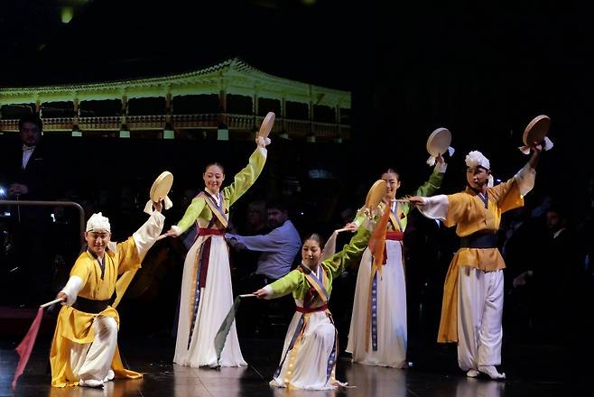‘사또 잔칫날’, 정민근 무용단의 소고춤
