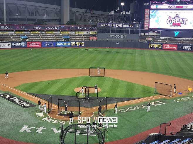 ▲ 2일 두산 베어스전이 끝난 뒤에도 kt 위즈 선수들이 추가 훈련을 진행하고 있다. ⓒ 수원, 김민경 기자