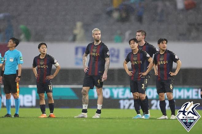 ▲ 지난 라운드 광주FC와 홈 경기에서 0-2로 졌던 수원FC. ⓒ한국프로축구연맹