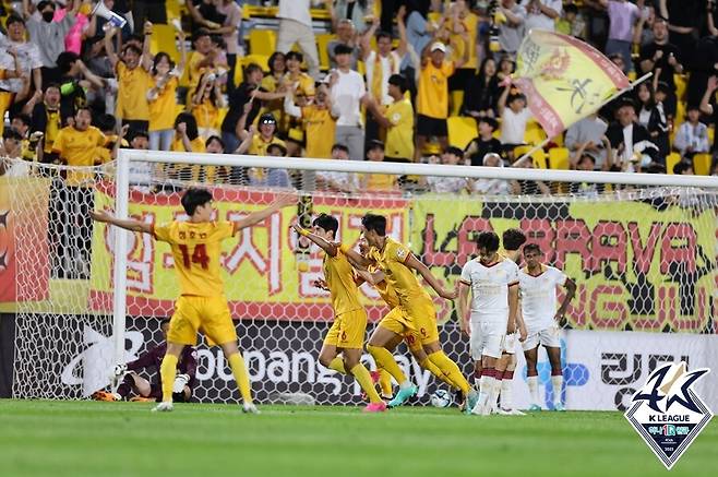 ▲ 3일 광주축구전용경기장에서 열린 광주FC와 포항 스틸러스의 16라운드는 광주의 4-2 승리로 끝났다 ⓒ 한국프로축구연맹