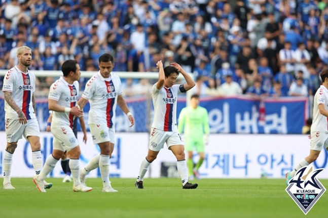 윤빛가람(가운데)이 3일 수원월드컵경기장에서 열린 수원FC와 수원삼성의 수원더비에서 선제골을 터트리고 기뻐하고 있다.  /사진=한국프로축구연맹