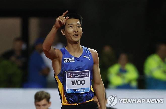 우상혁, 피렌체 다이아몬드리그 2위 (피렌체 로이터=연합뉴스) 우상혁이 3일(한국시간) 이탈리아 피렌체에서 열린 로마·피렌체 다이아몬드리그 남자 높이뛰기에서 바를 넘은 뒤, 세리머니를 펼치고 있다.