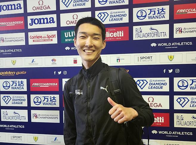 '스마일 점퍼' 우상혁 (피렌체=연합뉴스) 신창용 특파원 = '스마일 점퍼' 우상혁(27·용인시청)이 2일(현지시간) 이탈리아 피렌체 루이지 리돌피 스타디움에서 열린 2023 세계육상연맹 로마·피렌체 다이아몬드리그 남자 높이뛰기 결선을 마치고 믹스드존에서 인터뷰 뒤 사진 촬영을 위해 포즈를 취하고 있다. 2023.06.02 changyong@yna.co.kr