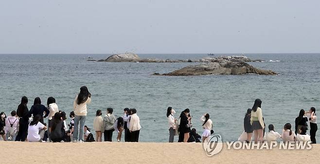 경포해변의 즐거운 추억 (강릉=연합뉴스) 유형재 기자 = 강원 강릉지역의 낮 최고기온이 25도를 넘은 2일 경포해변을 찾은 수학여행단이 즐거운 추억을 쌓고 있다. 2023.5.2 yoo21@yna.co.kr