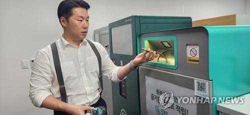 배태관 대표가 지난달 30일 서울창업허브 공덕 내 사무실에서 랄라루프 무인 회수 디바이스 사용법을 설명하고 있다.