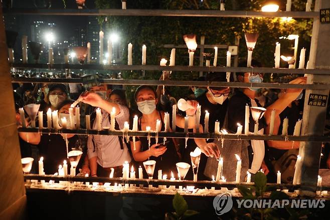2020년 6월 4일 홍콩의 촛불 집회  (EPA=연합뉴스) 2020년 6월 4일 홍콩 빅토리아 파크에서 열린 톈안먼 민주화 시위 추모 촛불 집회. 2023.6.3.
[EPA 연합뉴스 자료사진. 재판매 및 DB 금지]