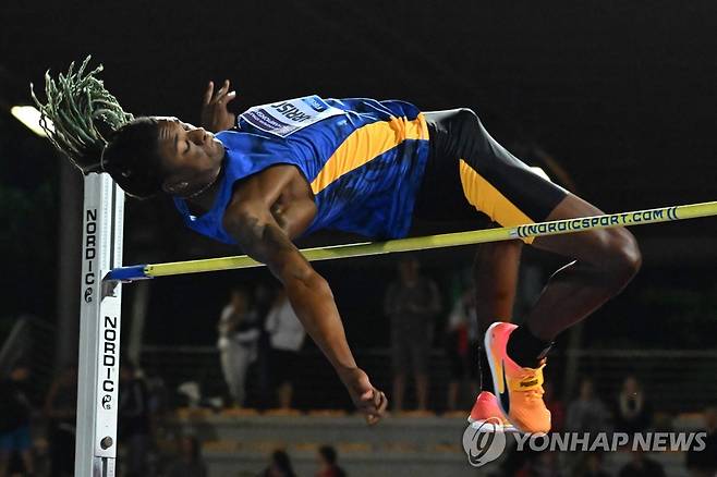 바를 넘는 해리슨 (피렌체 AFP=연합뉴스) 해리슨이 3일(한국시간) 이탈리아 피렌체에서 열린 로마·피렌체 다이아몬드리그 남자 높이뛰기에서 바를 넘고 있다. 이날 해리슨은 우상혁을 꺾고 우승했다.