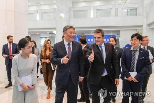 베이징서 만난 왕원타오(중앙 왼쪽) 중국 상무부장과 마사 아르헨 경제장관 (로이터=연합뉴스)