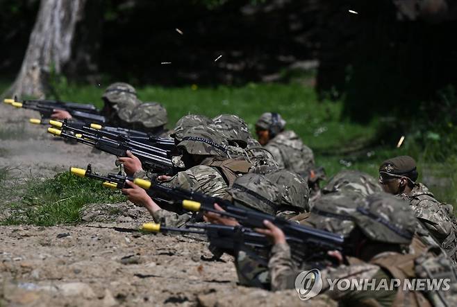 훈련 중인 우크라이나 병사들 [AFP 연합뉴스]