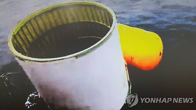 합동참모본부, '북 주장 우주발사체' 추정 물체 인양 (서울=연합뉴스) 합동참모본부는 북한이 발사한 이른바 우주발사체 일부를 해상에서 인양하고 있다고 31일 밝혔다. 사진은 '북 주장 우주발사체' 일부로 추정되는 물체. 2023.5.31 [합동참모본부 제공. 재판매 및 DB 금지] photo@yna.co.kr