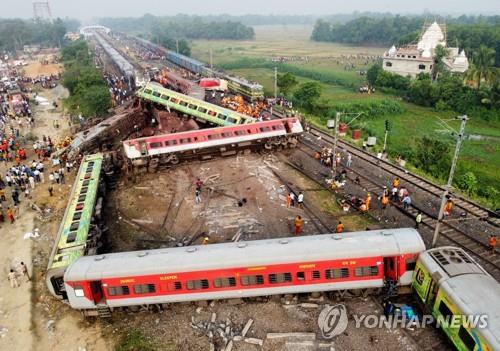 2일 인도 동부 오디샤주에서 발생한 열차 사고 현장. [로이터 연합뉴스 자료사진. 재판매 및 DB 금지]