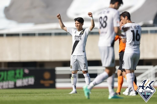 골세리머니를 펼치는 경남FC 원기종 [한국프로축구연맹 제공. 재판매 및 DB 금지]