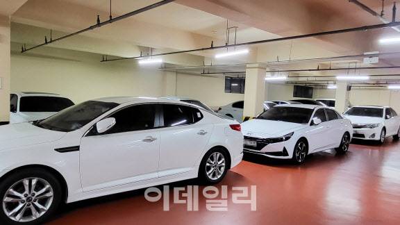 4일 서울 시내 한 아파트 단지 지하주차장에서 주차 공간 부족으로 차량이 빼곡히 이중 주차된 모습.(사진=김범준 기자)