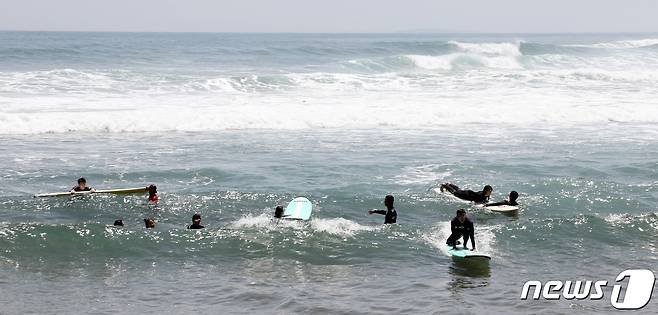 제주 서귀포시 중문동 색달해수욕장에서 서퍼들이 서핑을 즐기고 있다.2023.6.2./뉴스1 ⓒ News1 고동명 기자
