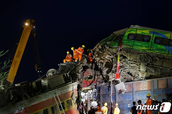 3일 발생한 인도 열차사고 현장에서 구급대원들이 인명을 구조하고 있다. ⓒ 로이터=뉴스1 ⓒ News1 박형기 기자