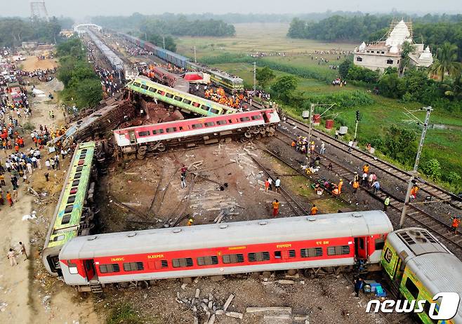 4일(현지시간) 인도 오디샤주 발라소르의 여객열차 충돌 현장에서 구조대원들이 구조작업을 하고 있다. 현지 소방당국은 2일 발생한 사고로 지금까지 288명이 숨졌다고 밝혔다. 2023.06.04. ⓒ 로이터=뉴스1 ⓒ News1 정윤영 기자