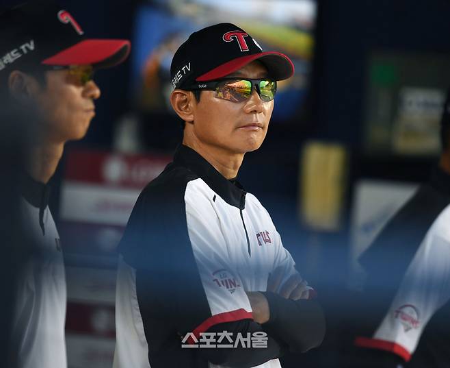 LG 염경엽 감독이 지난달 31일 잠실야구장에서 열린 2023 KBO리그 롯데와 경기를 지켜보고 있다.  잠실 | 최승섭기자 thunder@sportsseoul.com