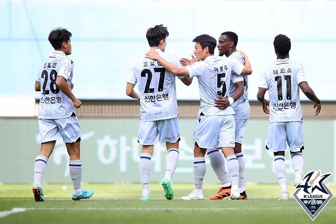 인천 유나이티드 음포쿠(오른쪽 두 번째)가 4일 대전하나시티즌과 K리그1 16라운드 원정 경기에서 후반 김보섭과 득점을 합작한 뒤 기뻐하고 있다. 제공 | 한국프로축구연맹