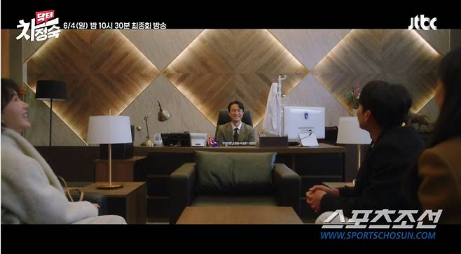 Kim Byeong-Cheol was catastrophic and became alone. Finally, he stamped the divorce papers, and Uhm Jung-hwa lay down on the operating table.JTBC Dr. Cha Jeong-suk! The last episode, the 16th public release video, was released publicly. Only Jasin is a spoiler.A little past 9 a.m. on June 4, the Last episode of Public Release was uploaded.In the public release image, the seo in-ho (Kim Byeong-Cheol) is left alone after the divorce.Kim Byeong-Cheol, a tear of regret, left alone in the emptiness, publicly released the divorce of Uhm Jung-hwa and seo in-ho.Seo in-ho, who became the hospital director of the youngest Kusan Hospital, misses the support and encouragement of his family and tears alone.In a public release trailer prior to the public release video, Roy Kim (Min Woo-hyuk) said, Give me a chance to save your teacher, and asked Uhm Jung-hwa to accept Jasins liver transplant proposal.Cha Jung-sook said, Even if your mother is not with you someday, your mother will always protect you. She left a letter of tears to the children and filled with a picture of her mother and mother-in-law.However, Cha Jung-sook eventually appears to be undergoing a liver transplant.Seo in-ho (Kim Byeong-Cheol) stamped the divorce papers and said, Ill divorce you, because I wont hold you grubby. Have an operation.So it is alive, and the last image of Cha Jung Sook lying on the operating table was captured.On the other hand, Dr. Cha Jeong-suk! The last episode, 16th, will be released at JTBC at 10:30 pm on the 4th.