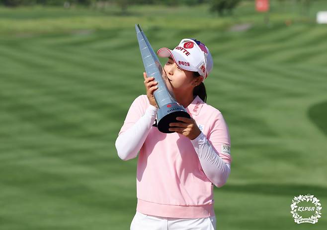 최혜진이 4일 오후 인천 청라 베어즈베스트청라CC에서 열린 롯데오픈 마지막 라운드에서 우승을 차지한 후  트로피에 키스를 하며 기념 촬영을 하고 있다./뉴스1