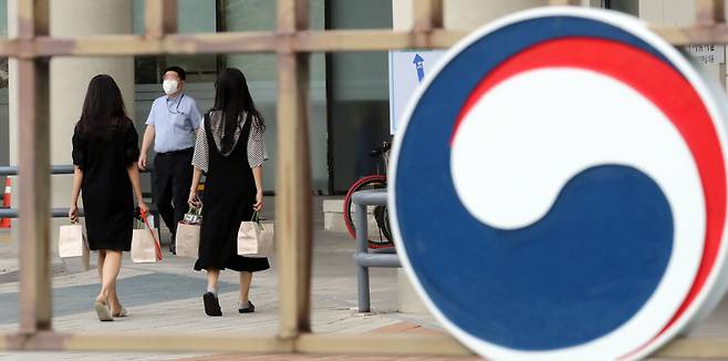 공직사회 간부들의 민간기업 이직이 잦아지고 있다. 사진은 정부세종청사 공무원들이 건물로 들어가는 모습. / 뉴스1