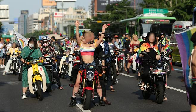 2019년 6월 1일 서울 중구 서울광장에서 열린 제20회 서울퀴어문화축제에서 참가자들이 행진을 하고 있다. /조선DB