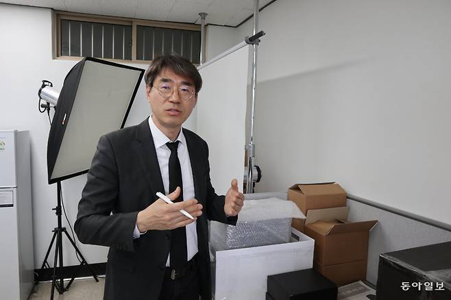 김석중 대표는 요즘 고인들의 디지털 아카이브를 만들어주는 작업에 공을 들이고 있다.  전직 교장선생님의 유족들이 ‘처리해달라’고 건네준 유품 중 평생 받은 상장 표창장, 세세한 이력 자료가 너무 아까워 추모 아카이브에 정리해 올렸더니 유족들이 무척 기뻐했던 게 계기가 됐다. 부산=서영아 기자 sya@donga.com
