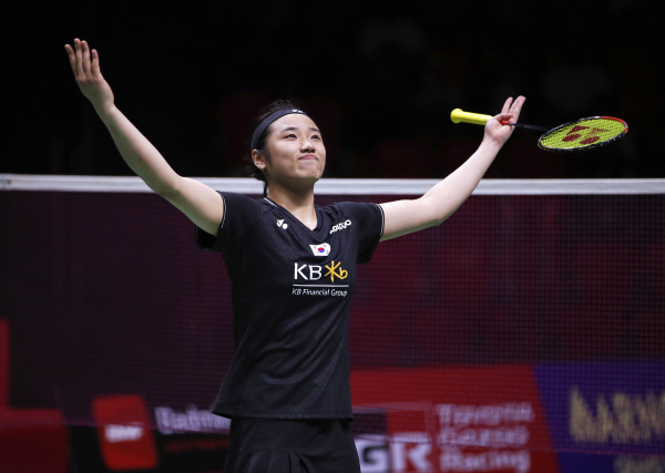 <yonhap photo-2347=""> epa10671932 An Se-young of South Korea celebrates after winning against He Bingjiao of China during the women's singles final match at the BWF Badminton World Tour - Thailand Open 2023 at the Indoor Stadium Huamark in Bangkok, Thailand, 04 June 2023. EPA/RUNGROJ YONGRIT/2023-06-04 15:39:02/ <저작권자 ⓒ 1980-2023 ㈜연합뉴스. 무단 전재 재배포 금지.></yonhap>